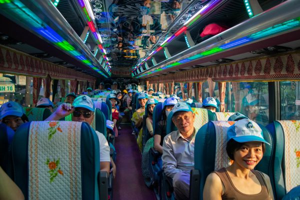 Đoàn vui tươi bắt đầu hành trình ,những tiện ích hiện đại trên xe vô cùng thoải mái