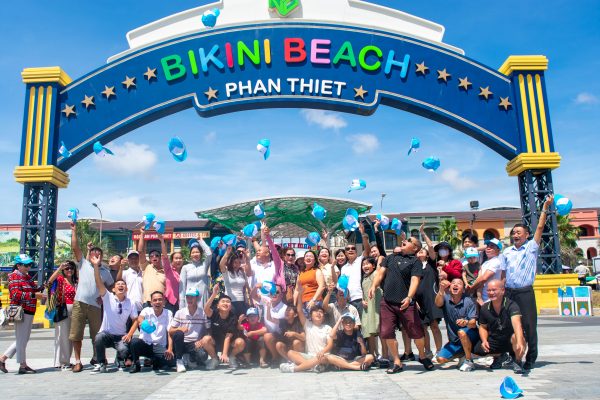 Đoàn công ty thực phẩm An Đông phấn khởi tung nón SGC tạo điểm nhấn chụp ảnh